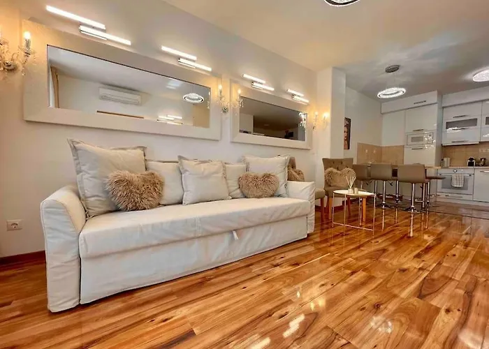 Tk Stylish Free Private Parking Garage Apartment
